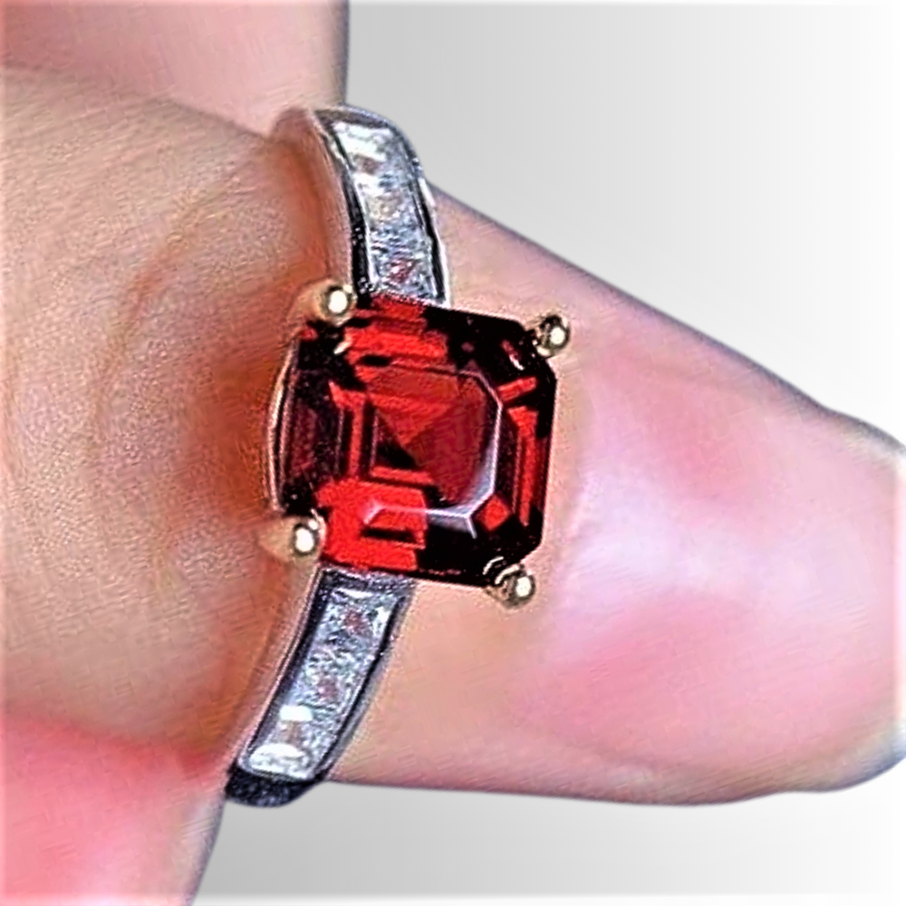 Anillo con Granate Natural de Mozambique