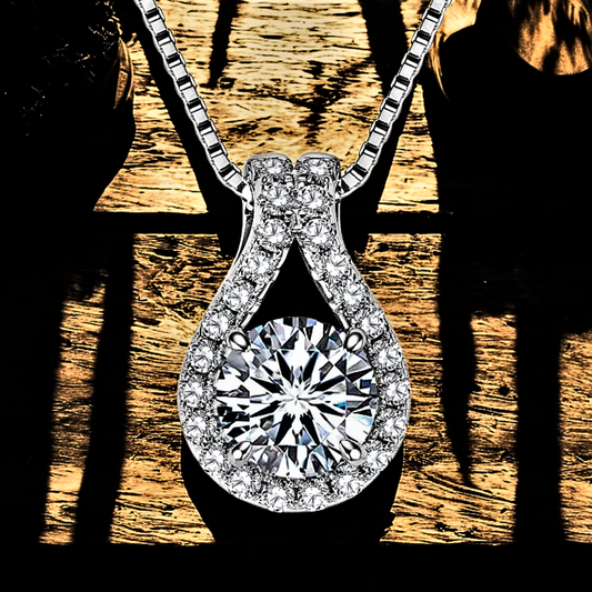 Collana "Goccia di Luce" – Radiosa da Ogni Angolazione