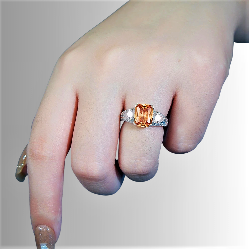 Anello con Zaffiro Champagne di ct 5,00 e Diamanti Sintetici ad Alto Contenuto di Carbonio