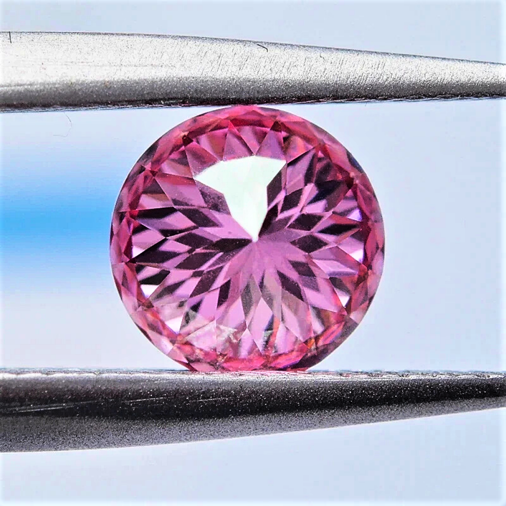 Moissanite Rosa Intenso Taglio Brillante con 100 faccette Certificata