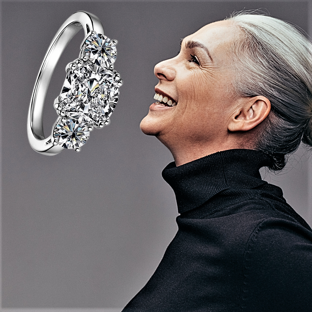 Trilogy con Moissanite Taglio Cuscino e due Taglio Brillante per ct 3,50