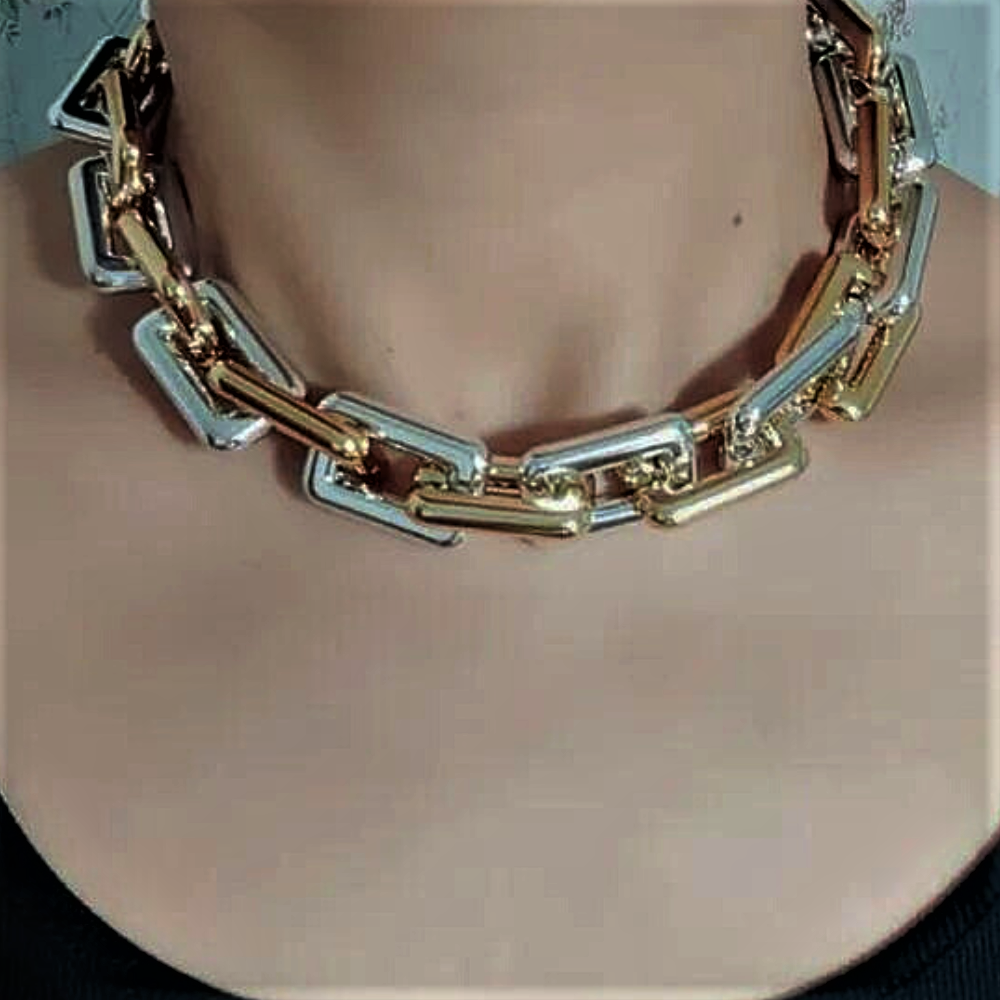 Collana "Rettangoli Luminosi": Eleganza e Audacia per un Look Inconfondibile
