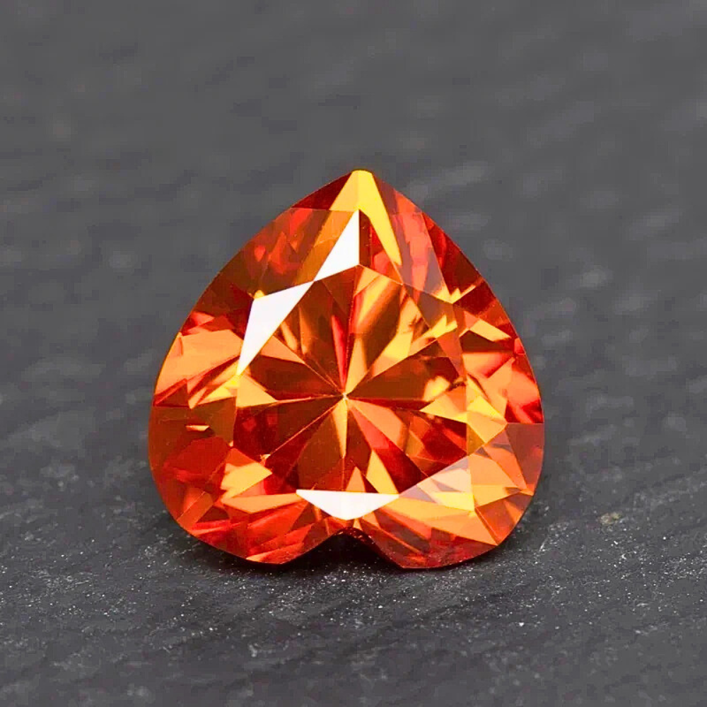 Moissanite Arancio Taglio Cuore Certificata