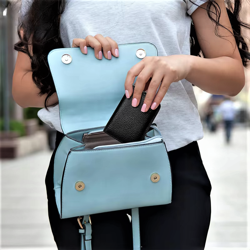 Mini Credit Card Holder in Genuine Cowhide: Elegance and Security