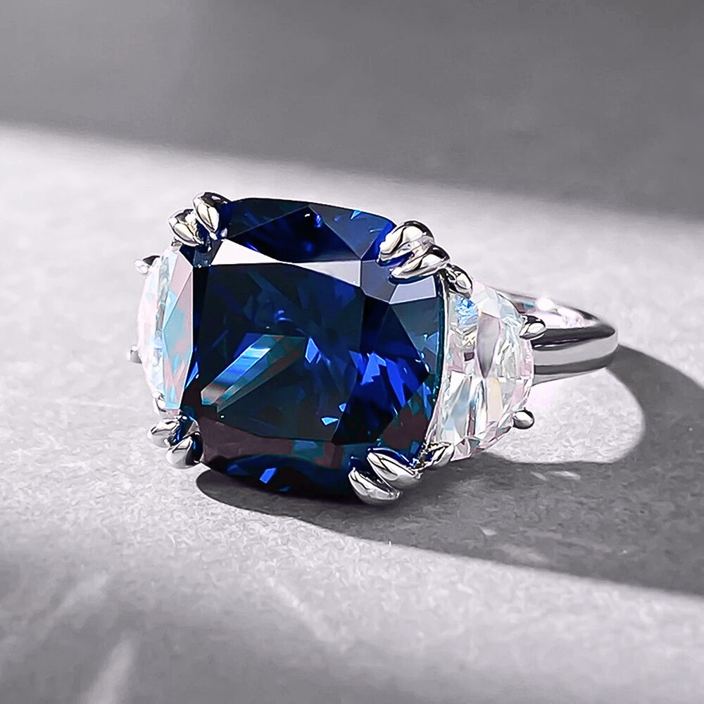 Anello Regalità Scolpita – Zaffiro Royal Blue da ct 10,00 e Diamanti Lab Grown Taglio Trapezio modificato
