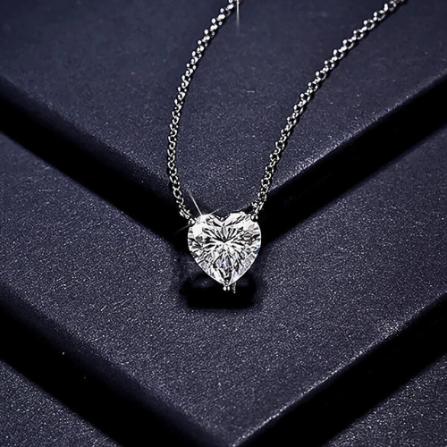 Collana Cuore Minimalista con Moissanite Certificata: La Forza della Semplicità