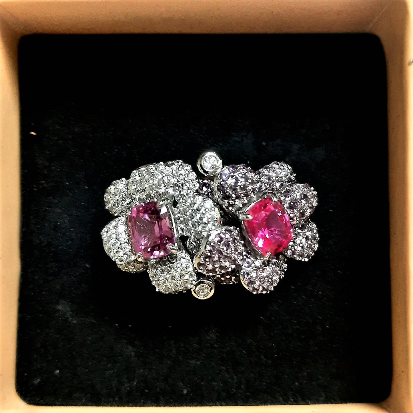 Anello con Zaffiri Rosa Coltivati e Brillanti Sintetici ad Alto Contenuto di Carbonio