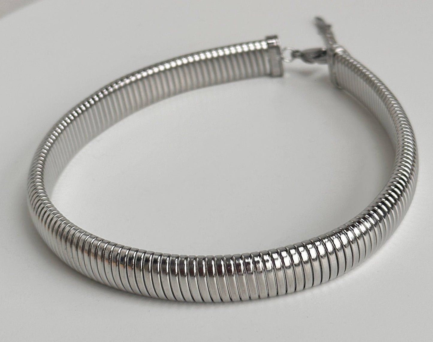 Collar "Tubo Gas": homenaje al modelo Bulgari