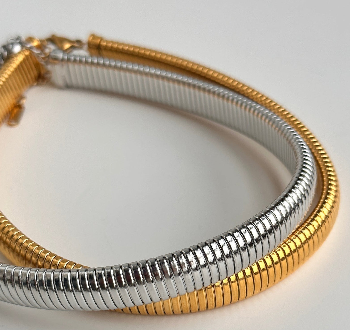 Collar "Tubo Gas": homenaje al modelo Bulgari