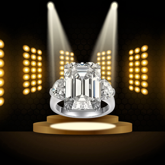 Trilogy con Moissanite Taglio Smeraldo e Cuori Laterali: 13,20 Carati di Emozione Artigianale