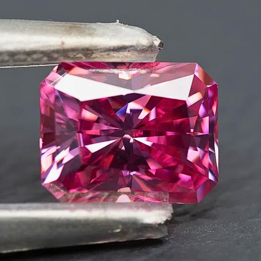 Moissanite Rosa Intenso Taglio Radiant Certificata