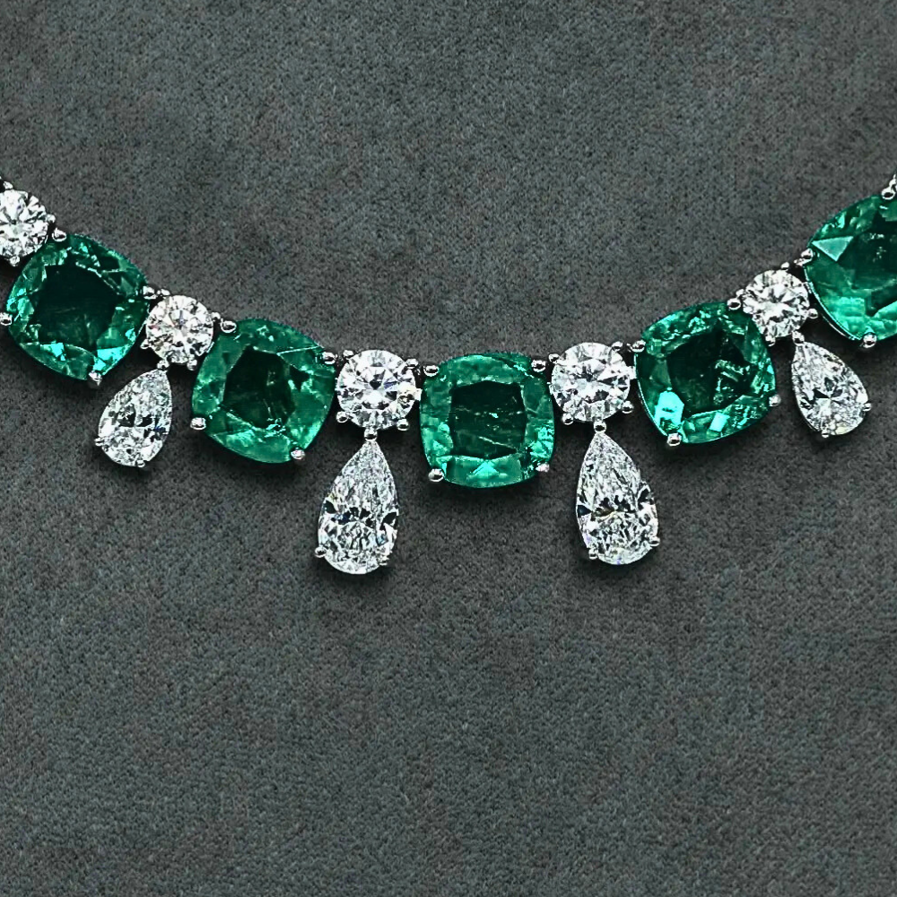 Collana con Smeraldi Taglio Cuscino e Diamanti Sintetici ad Alto Contenuto di Carbonio