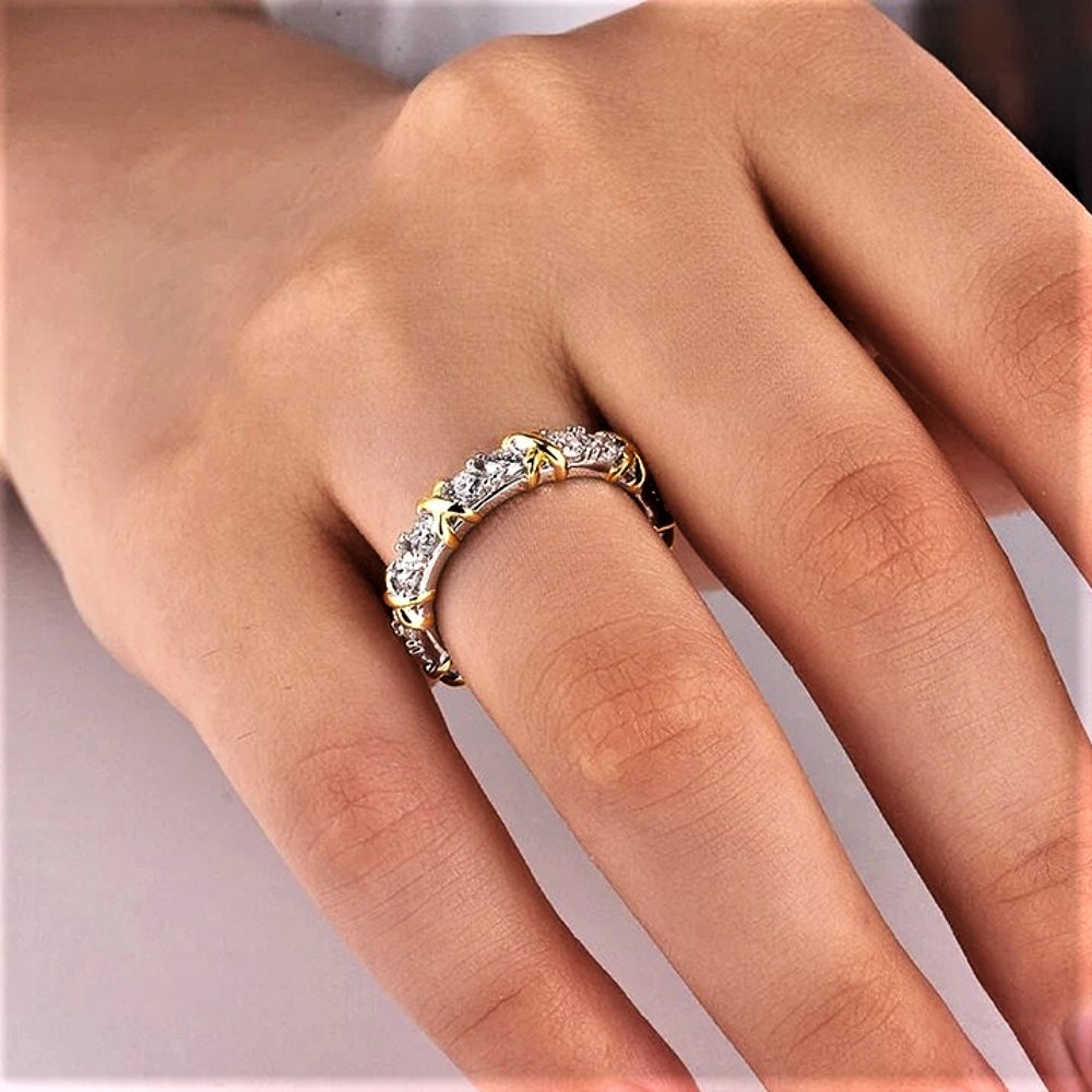 Fedina Eternity con Moissaniti e Dettagli in Oro Giallo: 1.60 carati di Geometrie Preziose