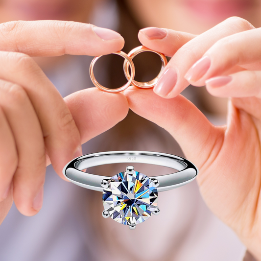 "6 Punte di Luce": Un Classico con Moissanite di ct 2.00