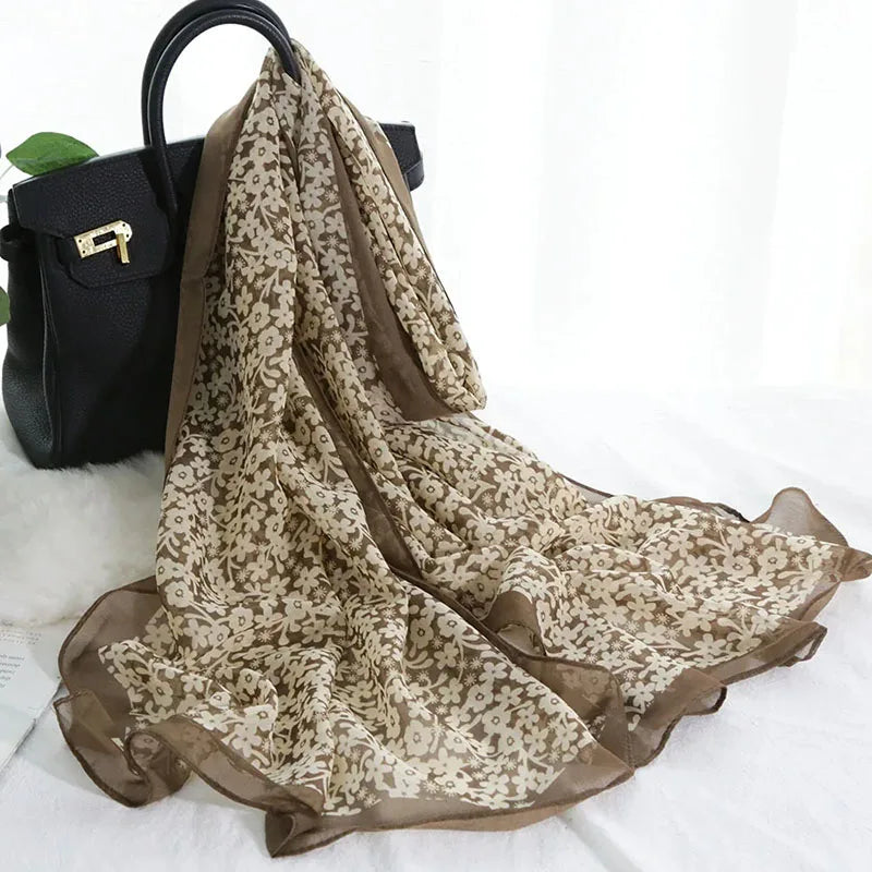 Foulard in Chiffon di Seta a Motivo Floreale