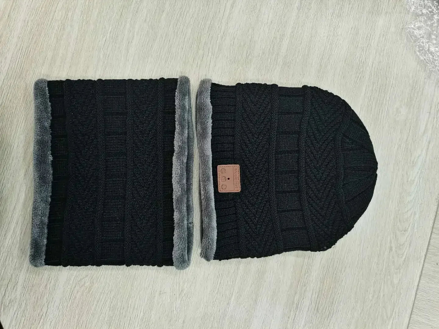 Microphone for Handsfree Call Outdoor Sport Cap Gifts 2in1 Winter Bluetooth 5.0 Headset Headband Warm Music Hat with Soft Scarf