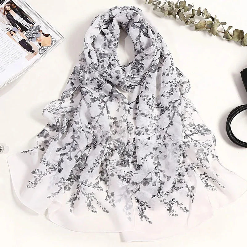 Foulard in Chiffon di Seta a Motivo Floreale