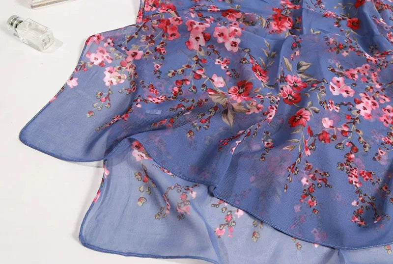 Foulard in Chiffon di Seta a Motivo Floreale
