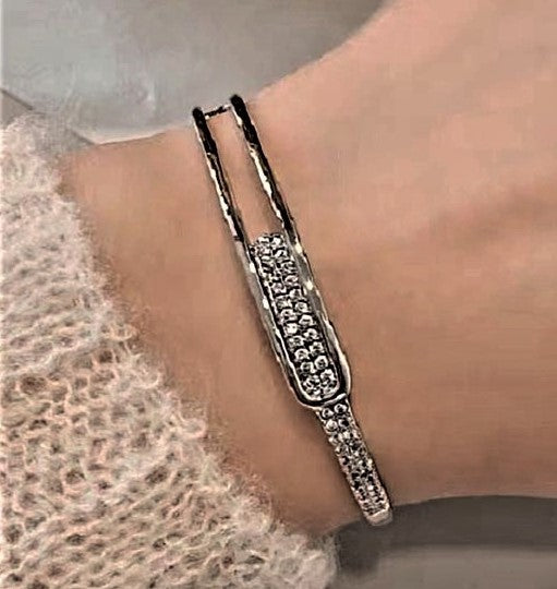 Pulsera “Hebilla Iluminada”: Elegancia en estado puro