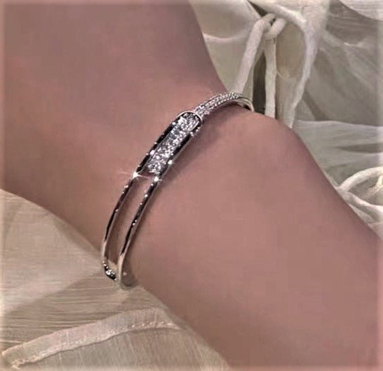 Pulsera “Hebilla Iluminada”: Elegancia en estado puro