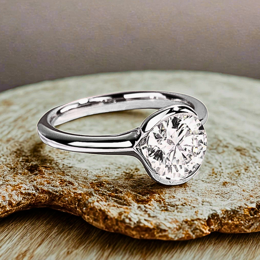 Solitario con Castone Aperto con Moissanite