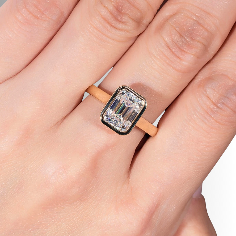 Solitario a Castone con Moissanite Taglio Smeraldo da ct. 3,00