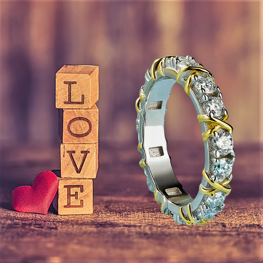 Fedina Eternity con Moissaniti e Dettagli in Oro Giallo: 1.60 carati di Geometrie Preziose