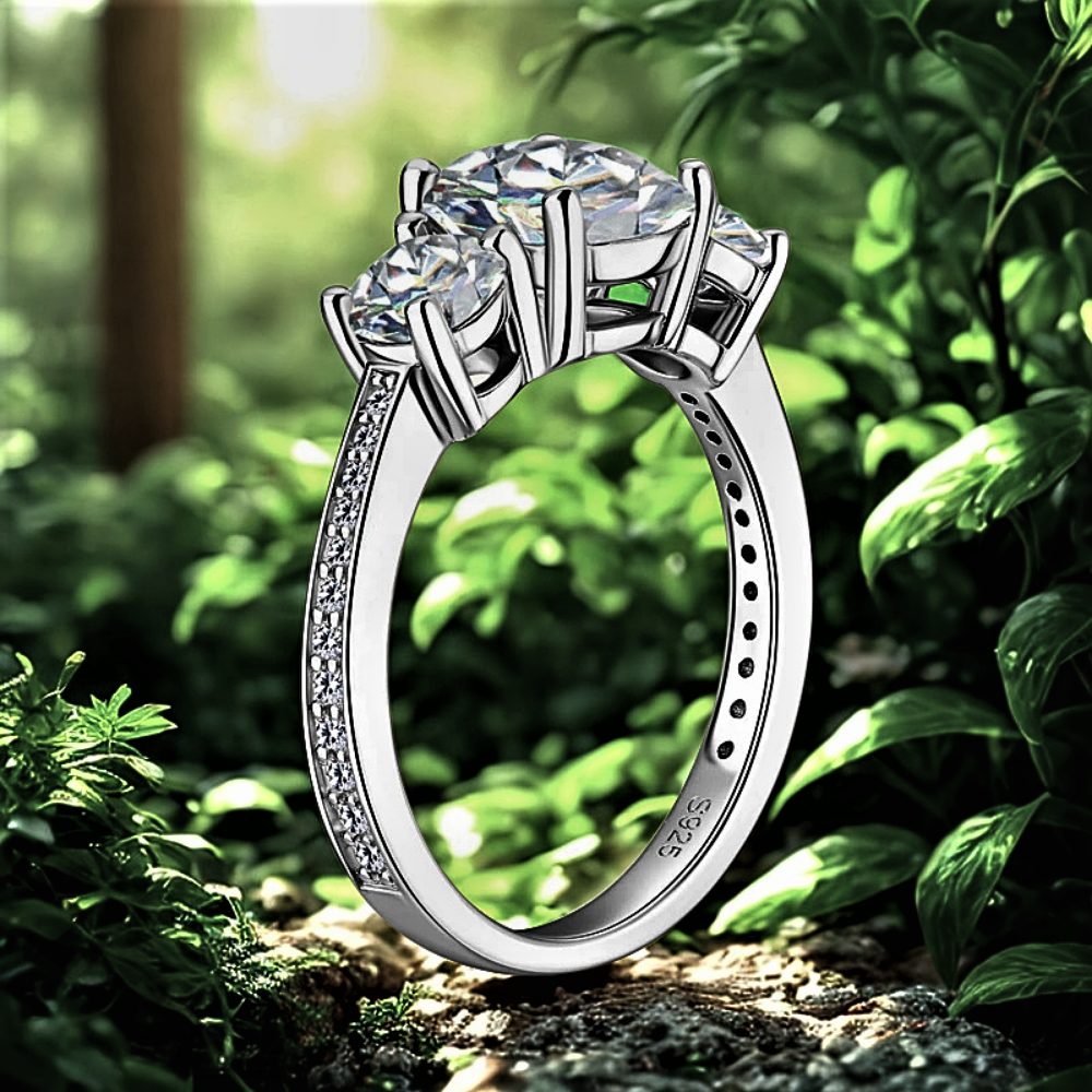 Trilogy con Moissanite Taglio Cuscino e due Taglio Brillante per ct 3,50