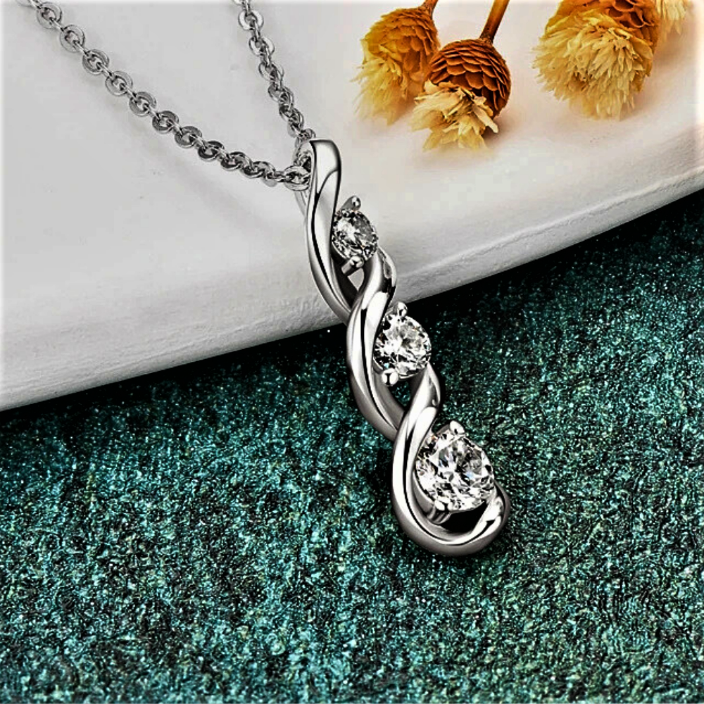Collana Spirale Luminosa – Brillantezza Essenziale