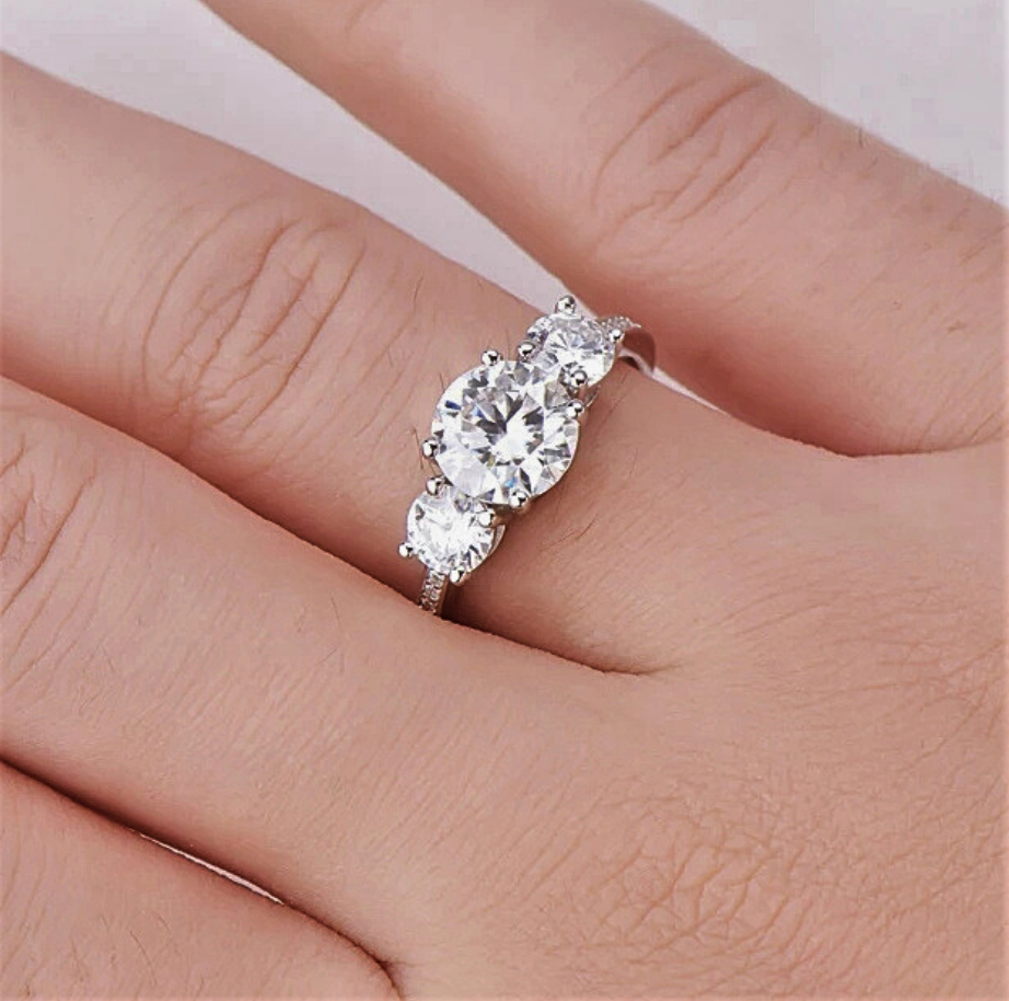 Trilogy con Moissanite Taglio Cuscino e due Taglio Brillante per ct 3,50