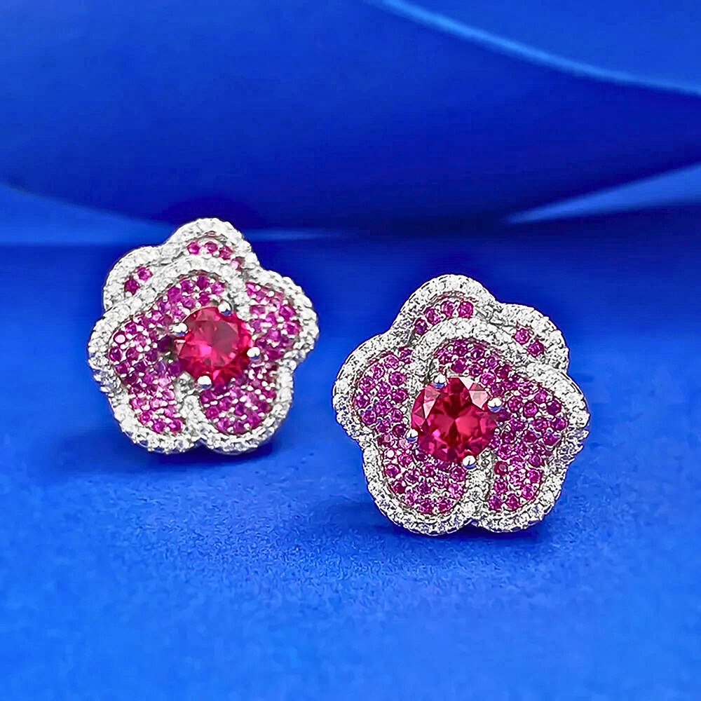 Orecchini Floreali con Rubino Lab Grown e Petali Multistrato di Zaffiri Rosa