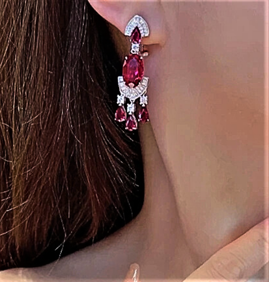 Orecchini Pendenti con Rubini Ovali, Goccia e Diamanti Taglio Baguette e Brillante Coltivati