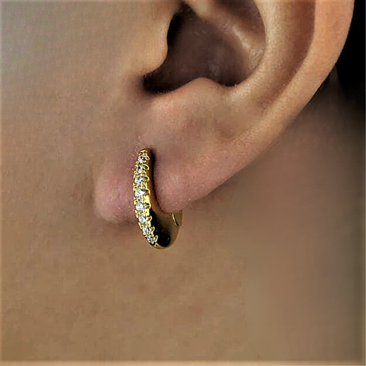 Pendientes "Luna creciente de luz": elegancia discreta y brillante