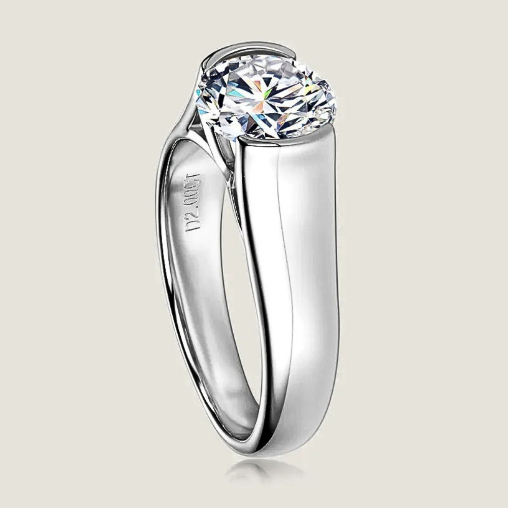 Solitario con Castone Aperto con Moissanite di ct 2,00