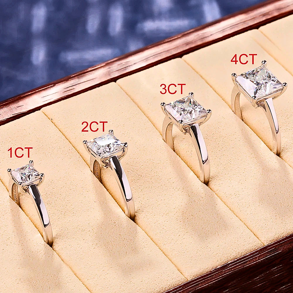 Solitario con Moissanite Taglio Princess