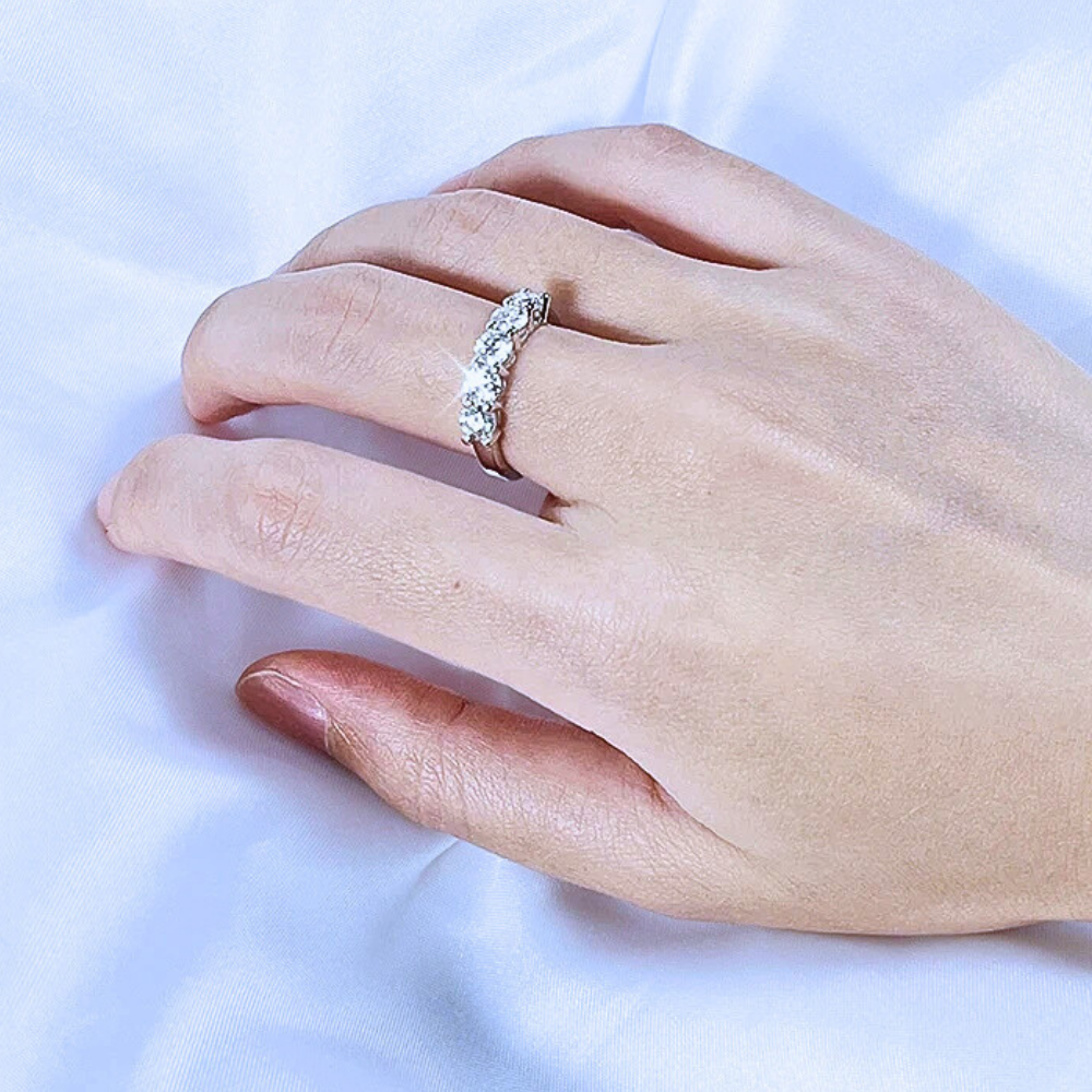 Fede a 5 pietre con  Moissaniti per ct 1,50