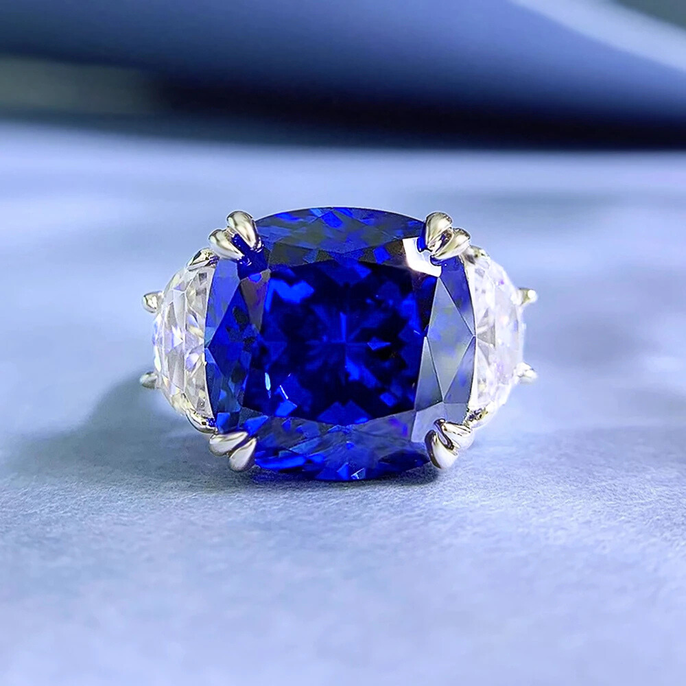Anello Regalità Scolpita – Zaffiro Royal Blue da ct 10,00 e Diamanti Lab Grown Taglio Trapezio modificato