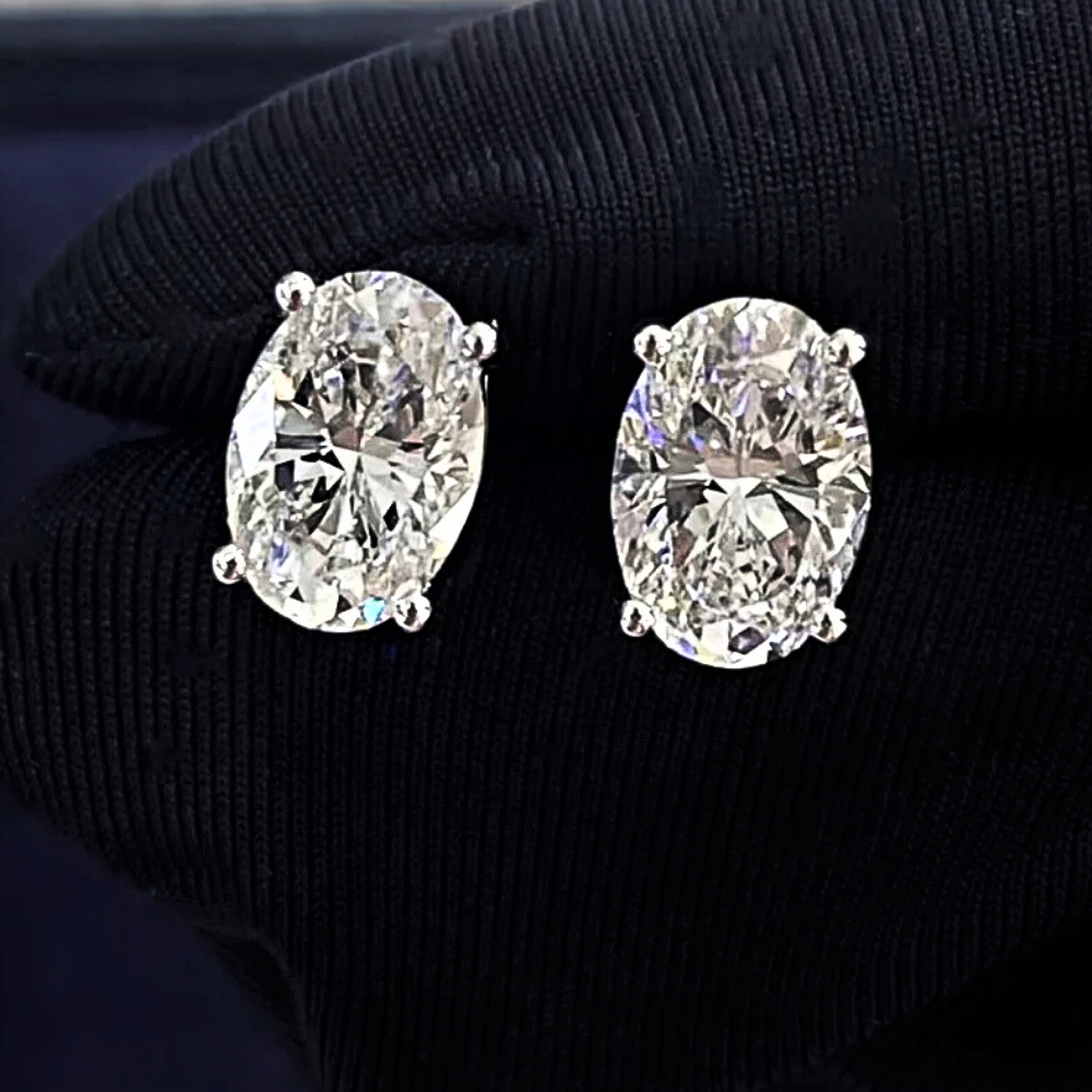 Orecchini Punto Luce con Moissanite Ovale: Raffinatezza Pura in 4 Carature di Lusso