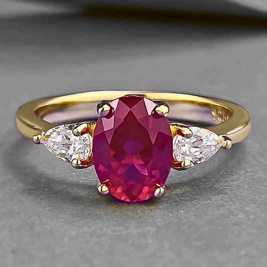 Fede con Rubino Ovale e Due Diamanti Taglio Goccia Sintetici ad Alto Contenuto di Carbonio