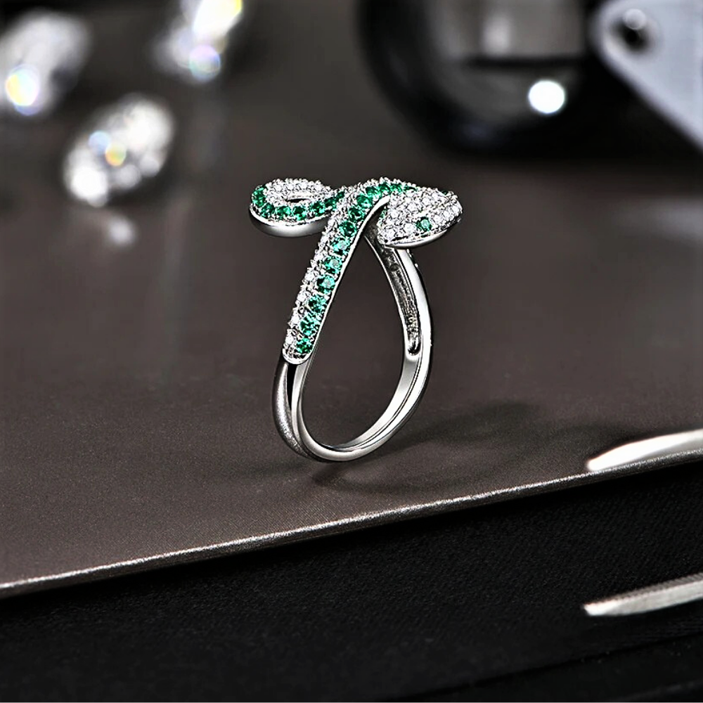 Anello a Serpente in Moissaniti Verde Smeraldo e D Color