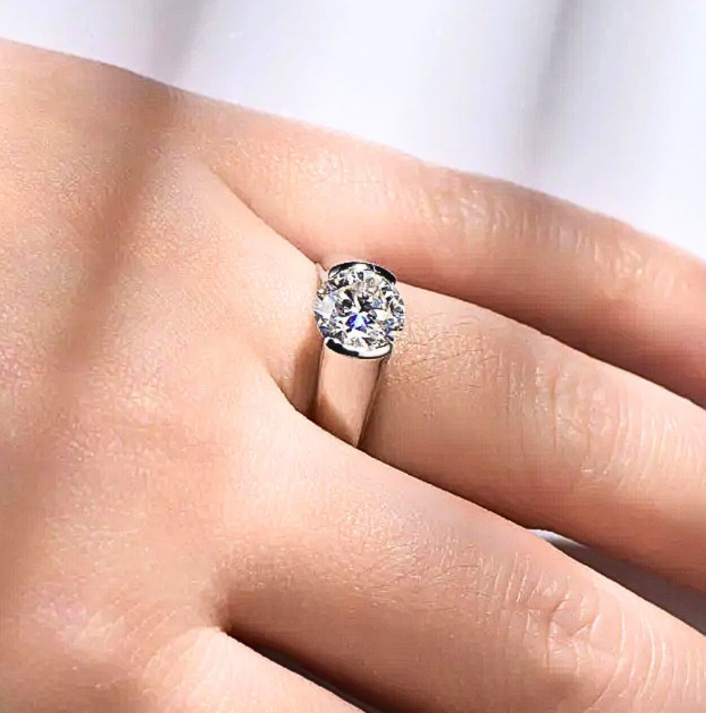 Solitario con Castone Aperto con Moissanite di ct 2,00