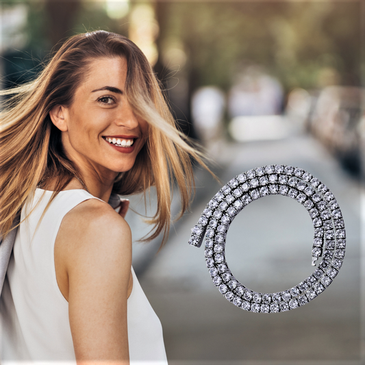 Collares de tenis: una fuente de luz para tu escote