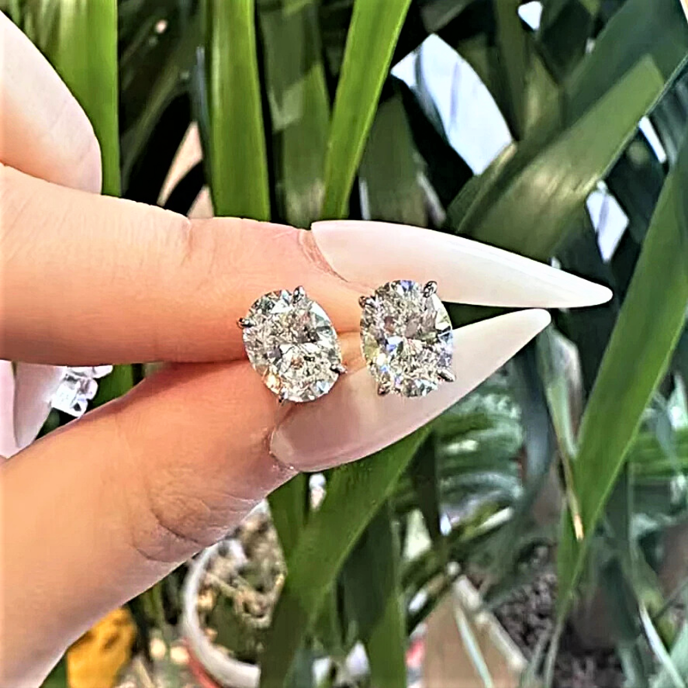 Orecchini Punto Luce con Moissanite Ovale: Raffinatezza Pura in 4 Carature di Lusso