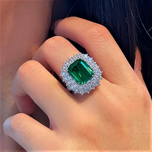 Anello con Smeraldo Colombiano Taglio Smeraldo Lab Grown per ct 6,50 e Brillanti Coltivati