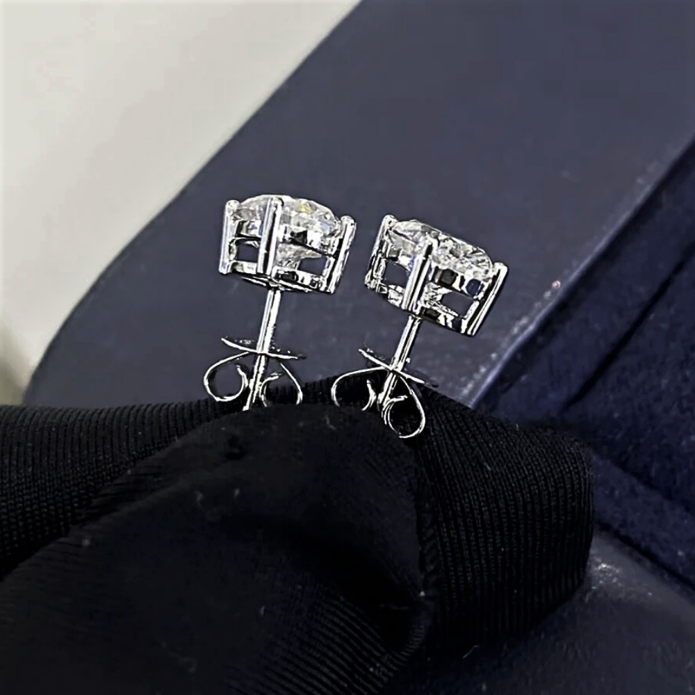 Orecchini Punto Luce con Moissanite Ovale: Raffinatezza Pura in 4 Carature di Lusso