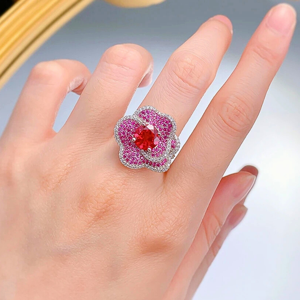 Anello Floreale con Rubino Lab Grown e Petali Multistrato di Zaffiri Rosa