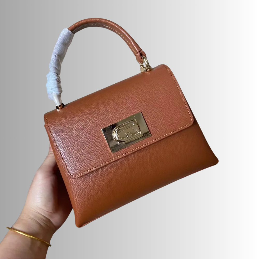 Mini Borsa in "Fiore" di Pelle di Vitellino: Innamorati del Vero Lusso