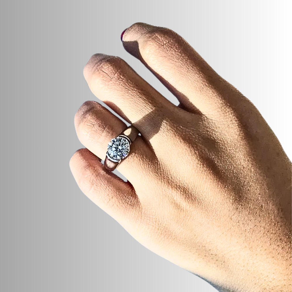 Solitario con Castone Aperto con Moissanite di ct 2,00