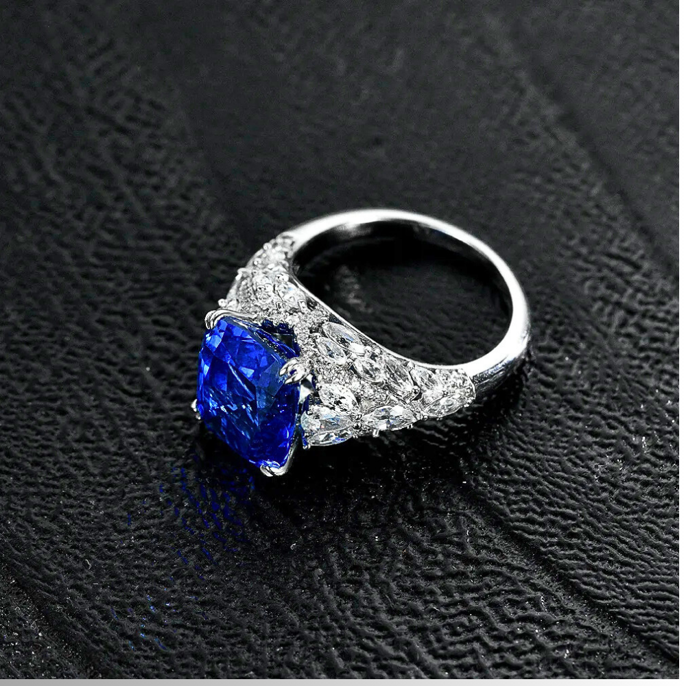 Anello Blue Royal con Zaffiro Coltivato Taglio Cuscino – Alta Gioielleria Iconica