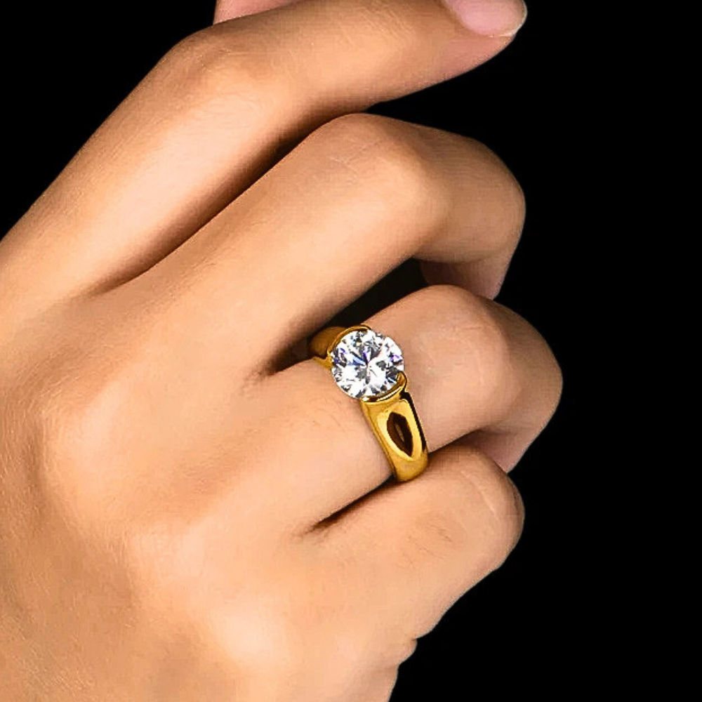 Solitario con Castone Aperto con Moissanite di ct 2,00